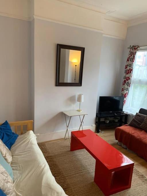 7 Bedroom Victorian House Zone 2 * Londra