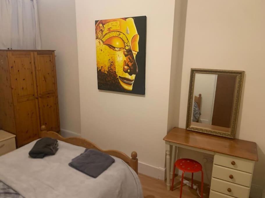 7 Bedroom Victorian House Zone 2 Londra