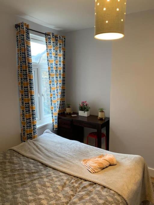 7 Bedroom Victorian House Zone 2 * Londra